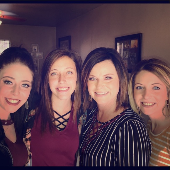 Meet your Posher, Halli - Picture 1 of 1